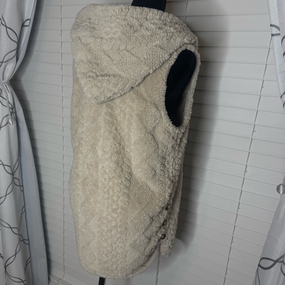 Women's soft Hooded Sleeveless Fuzzy coat/vest for Fall/Winter (L) - Picture 5 of 6